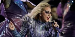 Sacan a fan de concierto de Lady Gaga