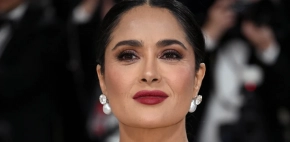 Salma Hayek es captada en el aeropuerto de CDMX