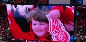 Niño se roba la atención en partido de hockey