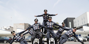 Policías realiza acrobacias durante desfile