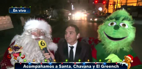 Chavana acompaña a Santa Claus a entregar regalos