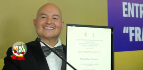 Miguel Díaz recibe reconocimiento por 30 años de trayectoria