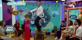 Alex Bi le hace sensual baile a la Maestra Resurrección