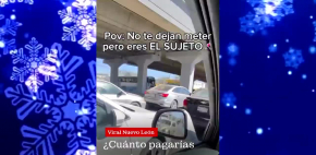 Hombre paga para meterse a carril durante el tráfico