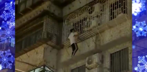 Hombre salva a menor de caer de un balcón