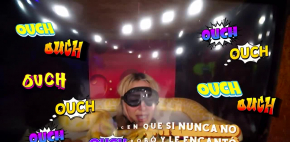 Barbie es puesta en aprietos al cantar junto a una serpiente