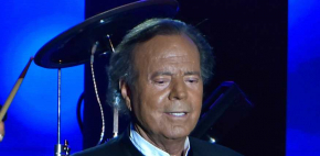 Salen a la luz videos de Julio Iglesias besando a conductoras y periodistas
