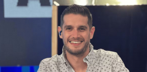 Adrián Marcelo aparece sin ropa en podcast