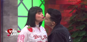 Ángel Castro rechaza beso de Ruby González