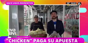 Carlos 'Chicken' paga su apuesta y regala chilaquiles