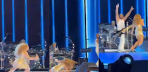 Shakira sufre aparatosa caída durante concierto