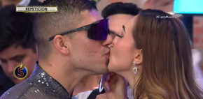 Beso de amor entre Aleida y 'Polisexy'