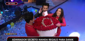 Sorprenden a Danik con costoso arreglo de flores