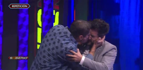 'El Chevo' y Gabo Ramos protagonizan tremendo beso