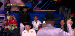 Paco regala flores por el día de la mujer