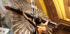 Cristo mueve su mano durante una misa