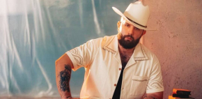 Carín León pasa bochornoso momento en el Supernova