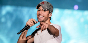 Enrique Iglesias sorprende a cadete con un beso