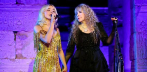 Sabrina Carpenter y Stevie Nicks protagonizan icónico momento