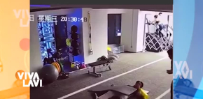 Hombre se queda dormido en el gym y así reacciona al despertar