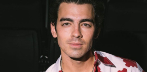 Joe Jonas captado limpiandose las manos tras saludar a fans