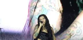 Cazzu se presenta en festival y reacciona a gritos contra Christian Nodal