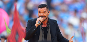 Ricky Martín: Lanza gas lacrimógeno durante su concierto