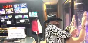 'Mafioso' hace de las suyas con el staff del programa