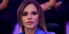Lucía Méndez sufre caída durante conferencia de prensa