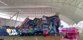 Brincolín es arrastrado por el viento con niños dentro