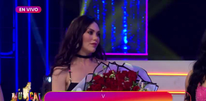 Le llega ramos de rosas y viaje a Vivian de admirador secreto