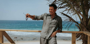 Chayanne regala emotivo momento al liberar tortugas marinas