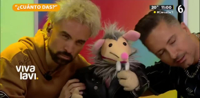 ¿Beso de tres entre conductores?