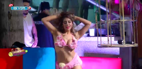 Datsy posa en sensual y diminuto bikini