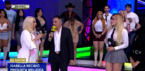 Isabella demuestra brujería que le dejaron afuera de su casa