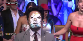 Gabo Ramos recibe pastelazo de cumpleaños