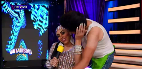 Escena de amor de Rafael Briones y Regina