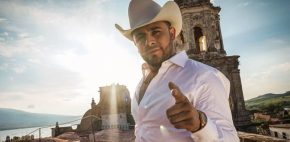“El Gallo” Elizalde recibe mención honorífica por su impacto social y trayectoria