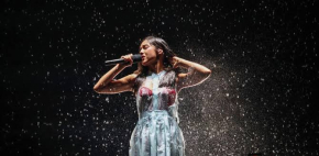 Olivia Rodrigo sorprende con su vestuario durante concierto
