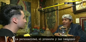 Brujo ve el futuro a través de su bola de cristal
