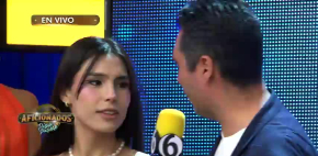 Pollo le da un beso a chica de Aficionados