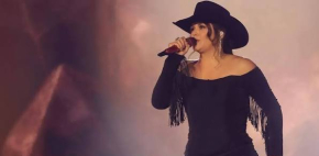 Se le va la luz a Yuridia en pleno concierto