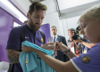 Mientras repartía autógrafos, una 'Canalla' llama 'pecho frío' a Messi