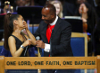 En pleno funeral de Aretha Franklin, pastor toquetea a Ariana Grande