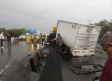 Hombre queda prensado en camioneta tras ser impactado por tráiler