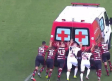 Futbolistas brasileños empujan ambulancia en pleno partido