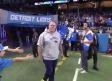 Bill Belichick ignora saludos de aficionados de los Leones