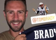 Tom Brady firma un jersey para 'el mejor', Miguel Layún