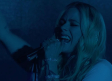 Tiene Avril Lavigne emotivo regreso a los escenarios
