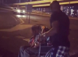 Floyd Mayweather le regala dinero a un indigente en silla de ruedas